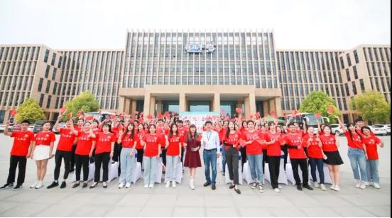 做白色的牛奶，創(chuàng)紅色的企業(yè)，花花牛乳業(yè)集團(tuán)青春歌會(huì)慶祝建黨100周年