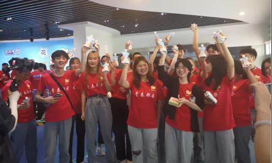 做白色的牛奶，創(chuàng)紅色的企業(yè)，花花牛乳業(yè)集團(tuán)青春歌會(huì)慶祝建黨100周年