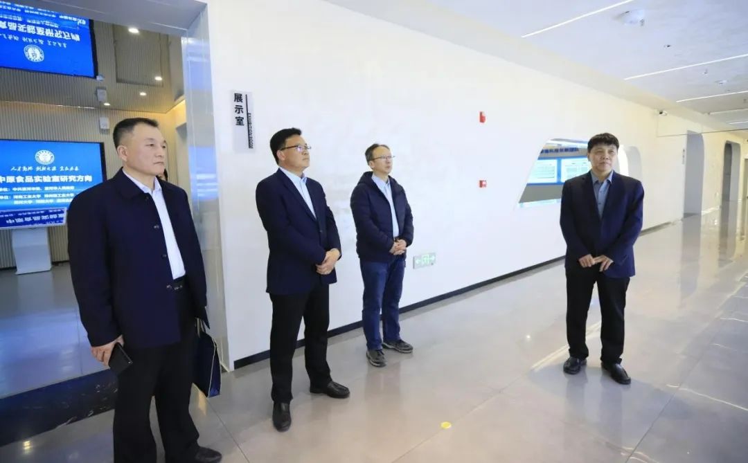 花花牛乳業(yè)集團(tuán)黨委書(shū)記、董事長(zhǎng)唐洪峰一行赴中原食品實(shí)驗(yàn)室同中國(guó)工程院院士、中原食品實(shí)驗(yàn)室主任任發(fā)政座談交流