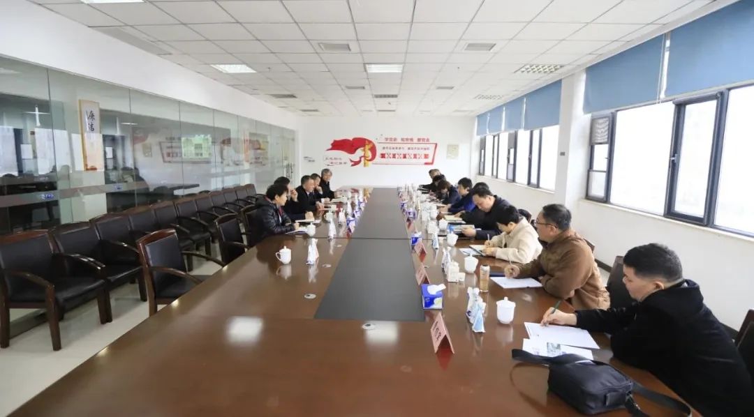 河南省發(fā)展改革委價調(diào)處副處長馬冰一行蒞臨花花牛乳業(yè)集團參觀調(diào)研 河南省發(fā)展改革委價調(diào)處副處長馬冰一行蒞臨花花牛乳業(yè)集團參觀調(diào)研