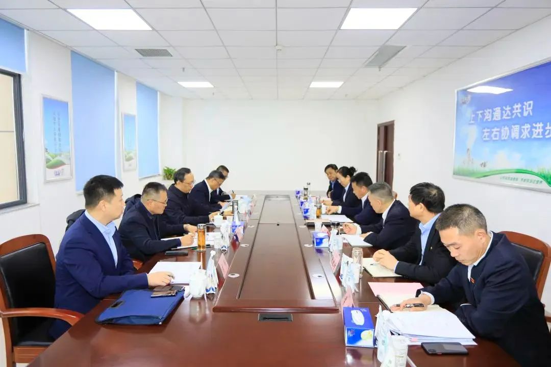 省政府國資委黨委書記、主任李濤一行到花花牛乳業(yè)集團調(diào)研