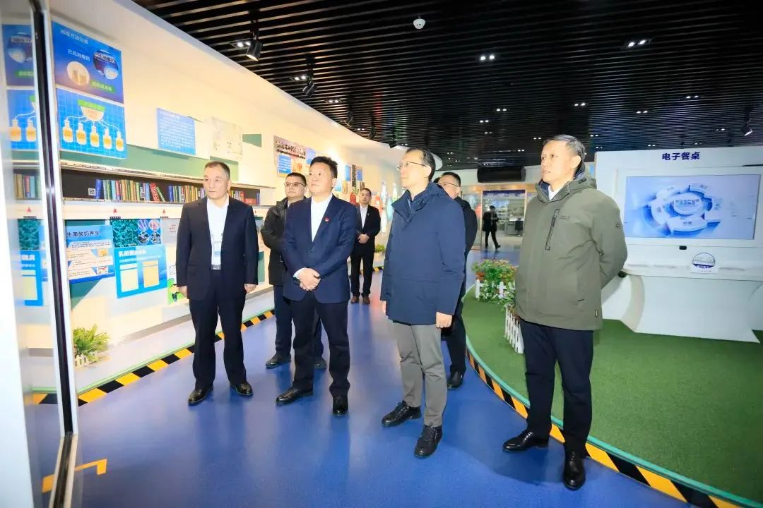 省政府國資委黨委書記、主任李濤一行到花花牛乳業(yè)集團調(diào)研