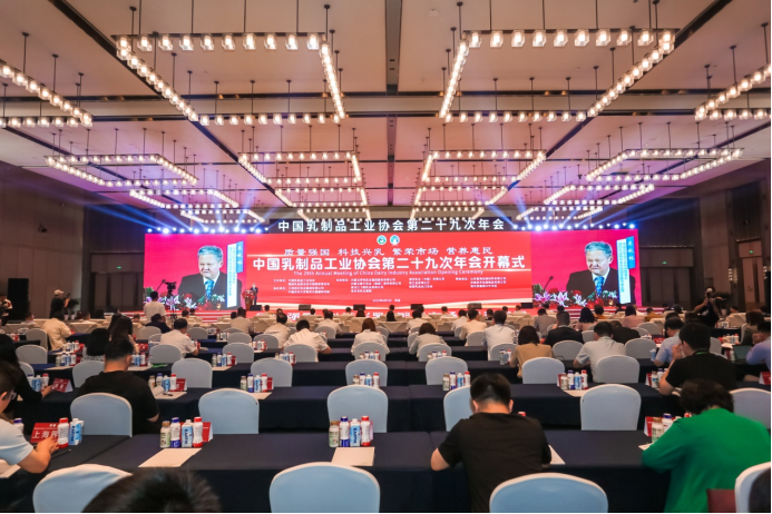 參觀拓思路 交流促發(fā)展 | 集團領(lǐng)導參加中乳協(xié)第二十九次年會暨中國（國際）乳業(yè)技術(shù)博覽會并到江西陽光乳業(yè)參觀座談