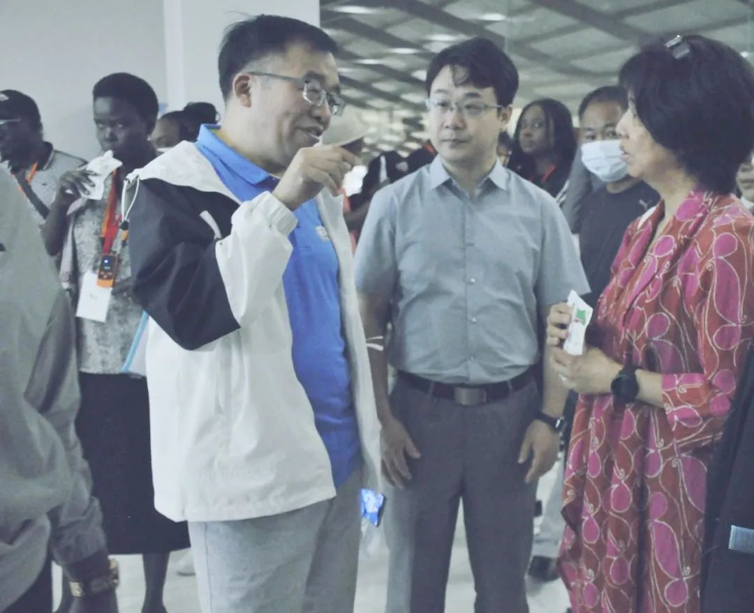 北京大學(xué)南南合作與發(fā)展學(xué)院教授、全球伙伴關(guān)系主任周詠梅一行蒞臨花花牛平輿瑞亞牧業(yè)參觀調(diào)研