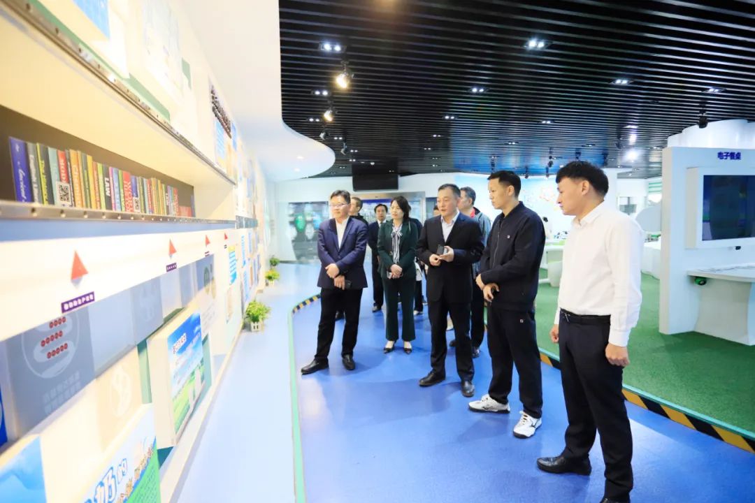 花花牛| 省農(nóng)投集團董事長李曉寰一行蒞臨花花牛調(diào)研指導工作 花花牛| 省農(nóng)投集團董事長李曉寰一行蒞臨花花牛調(diào)研指導工作