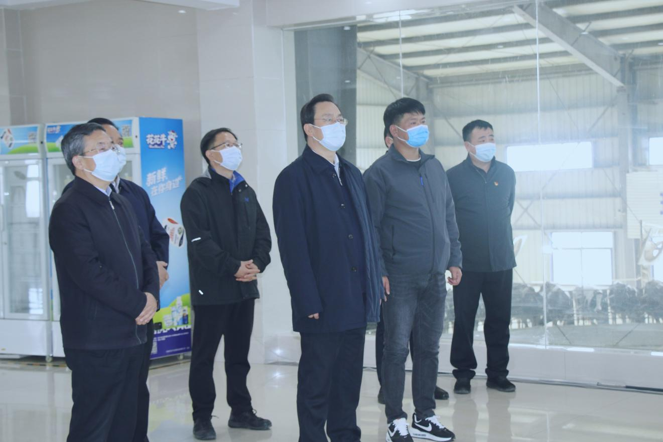 河南省人大常委會(huì)黨組書記、副主任孔昌生蒞臨花花牛魯山瑞亞牧場(chǎng)參觀調(diào)研