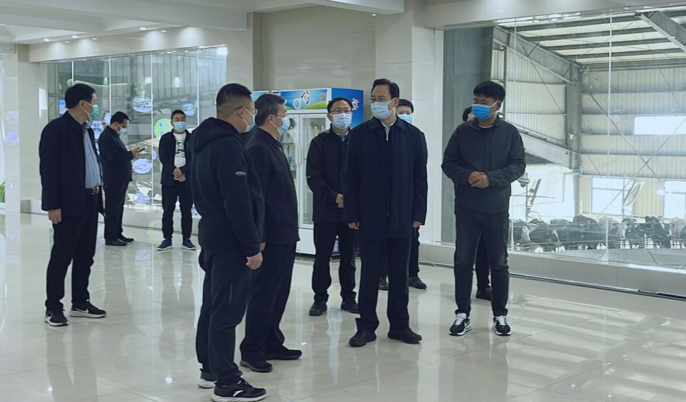 河南省人大常委會(huì)黨組書記、副主任孔昌生蒞臨花花牛魯山瑞亞牧場(chǎng)參觀調(diào)研