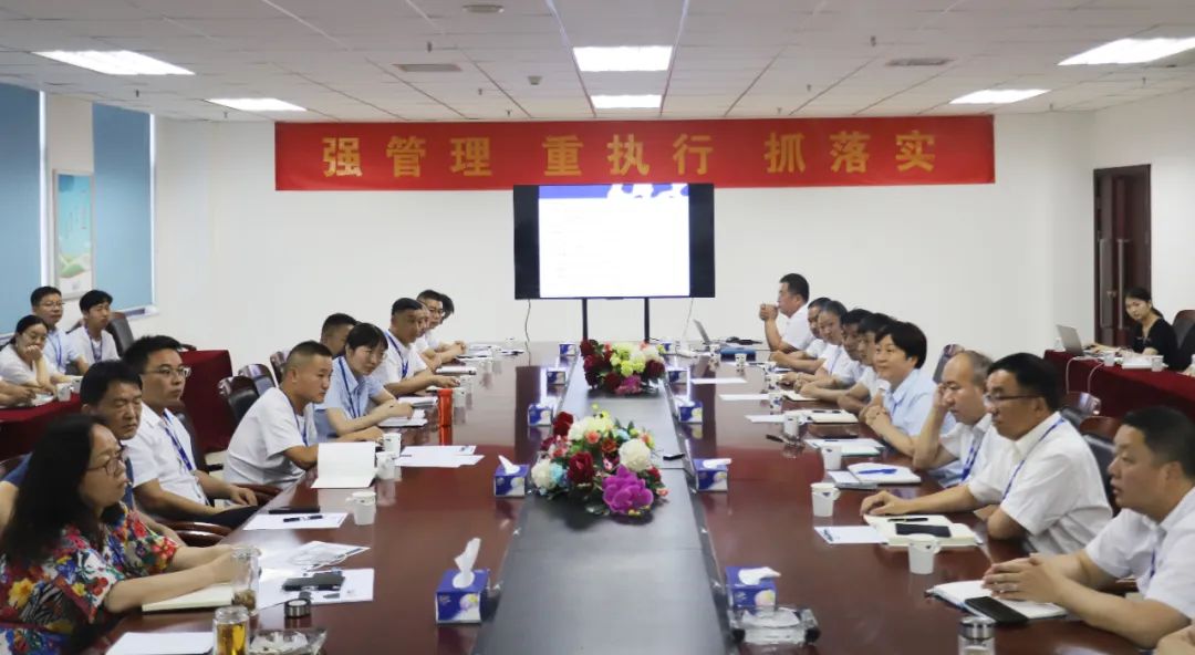 勇?lián)姑な卣齽?chuàng)新｜花花牛乳業(yè)集團(tuán)召開營(yíng)銷、養(yǎng)殖及飼料月度經(jīng)營(yíng)工作會(huì)議