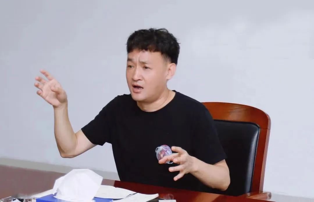 勇?lián)姑な卣齽?chuàng)新｜花花牛乳業(yè)集團(tuán)召開營(yíng)銷、養(yǎng)殖及飼料月度經(jīng)營(yíng)工作會(huì)議