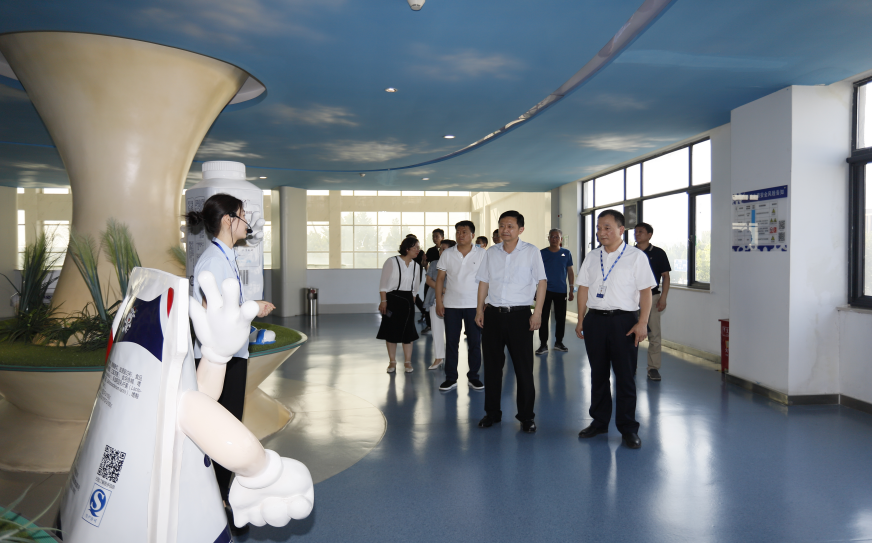 快訊|鄭州市二七區(qū)委副書(shū)記、區(qū)長(zhǎng)虎榮鑫蒞臨河南花花牛乳業(yè)集團(tuán)調(diào)研