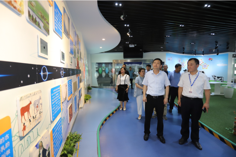 快訊|鄭州市二七區(qū)委副書(shū)記、區(qū)長(zhǎng)虎榮鑫蒞臨河南花花牛乳業(yè)集團(tuán)調(diào)研