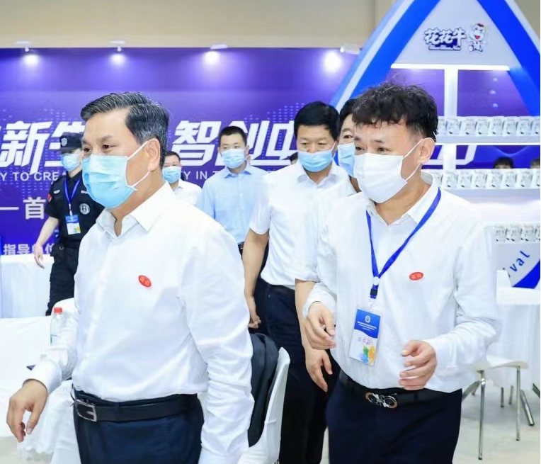 花花牛 | 第34屆中原畜牧業(yè)交易博覽會(huì)開幕河南省人民政府副省長(zhǎng)武國(guó)定蒞臨花花牛展臺(tái)參觀 花花牛 | 第34屆中原畜牧業(yè)交易博覽會(huì)開幕河南省人民政府副省長(zhǎng)武國(guó)定蒞臨花花牛展臺(tái)參觀