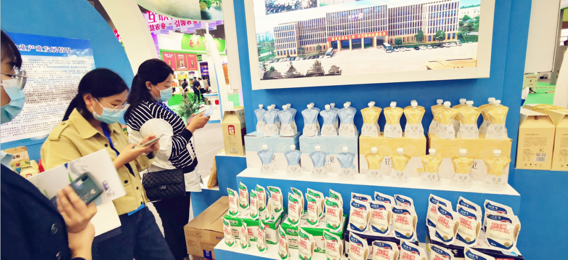 喜報(bào) | 花花牛輕覺酸奶榮獲第二十四屆中國(guó)農(nóng)產(chǎn)品加工業(yè)投資貿(mào)易洽談會(huì)金質(zhì)產(chǎn)品獎(jiǎng) 喜報(bào) | 花花牛輕覺酸奶榮獲第二十四屆中國(guó)農(nóng)產(chǎn)品加工業(yè)投資貿(mào)易洽談會(huì)金質(zhì)產(chǎn)品獎(jiǎng)