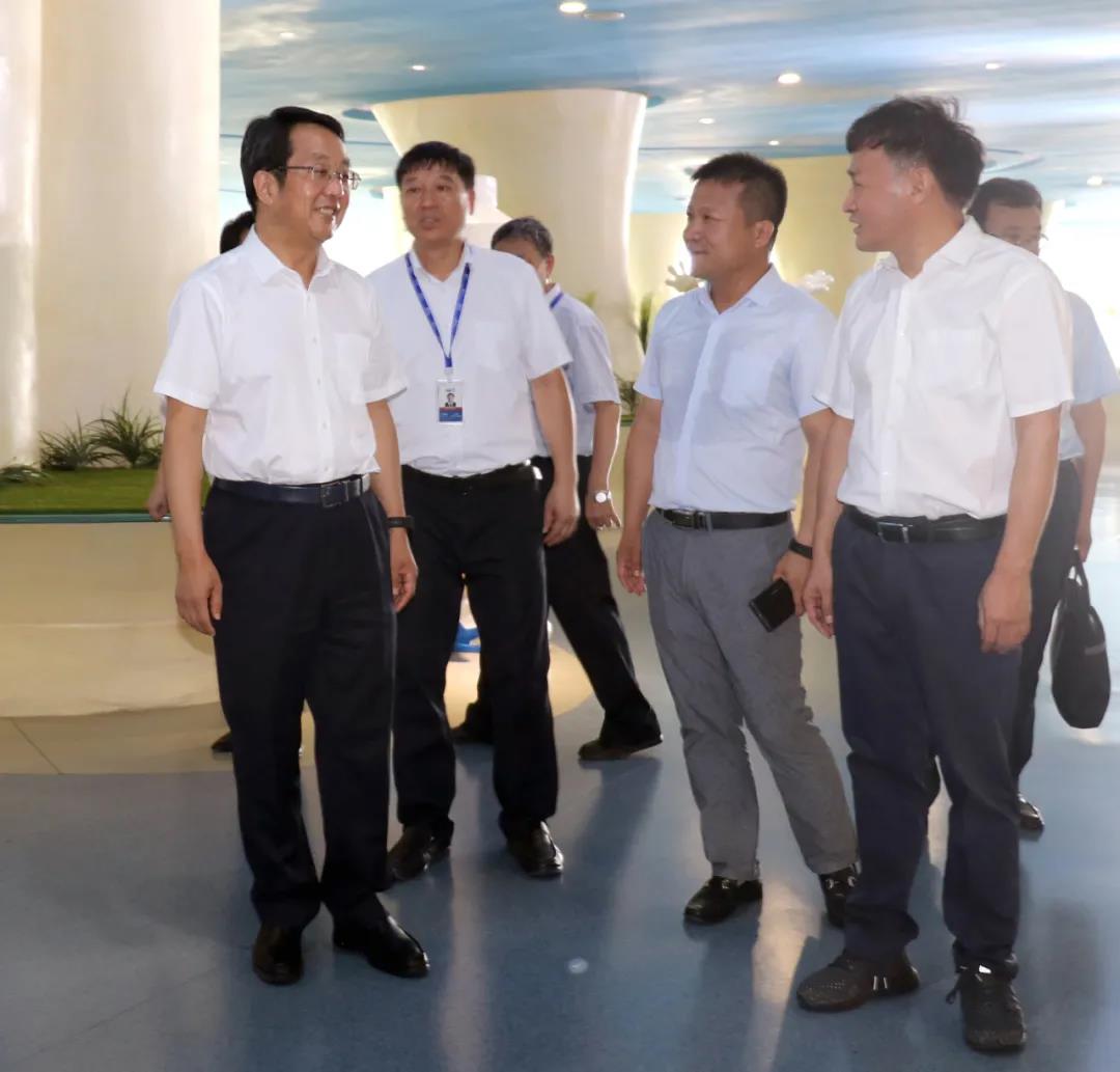 河南省高級(jí)人民法院院長(zhǎng)胡道才一行蒞臨花花牛乳業(yè)集團(tuán)開(kāi)展“萬(wàn)人助萬(wàn)企”活動(dòng) 助力企業(yè)發(fā)展 河南省高級(jí)人民法院院長(zhǎng)胡道才一行蒞臨花花牛乳業(yè)集團(tuán)開(kāi)展“萬(wàn)人助萬(wàn)企”活動(dòng) 助力企業(yè)發(fā)展