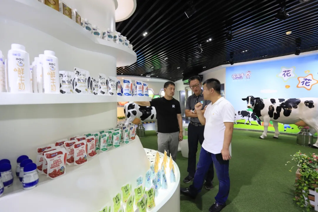 快訊 | 長江商學(xué)院智能制造學(xué)會(huì)走進(jìn)花花牛乳業(yè)集團(tuán) 快訊 | 長江商學(xué)院智能制造學(xué)會(huì)走進(jìn)花花牛乳業(yè)集團(tuán)