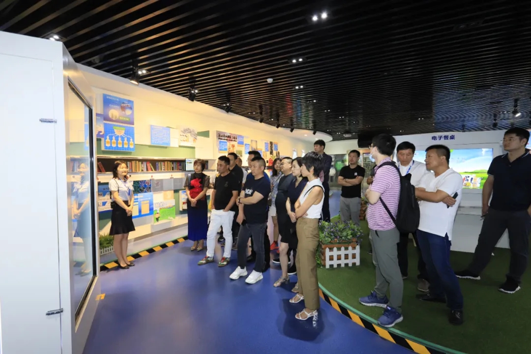 快訊 | 長江商學(xué)院智能制造學(xué)會(huì)走進(jìn)花花牛乳業(yè)集團(tuán) 快訊 | 長江商學(xué)院智能制造學(xué)會(huì)走進(jìn)花花牛乳業(yè)集團(tuán)