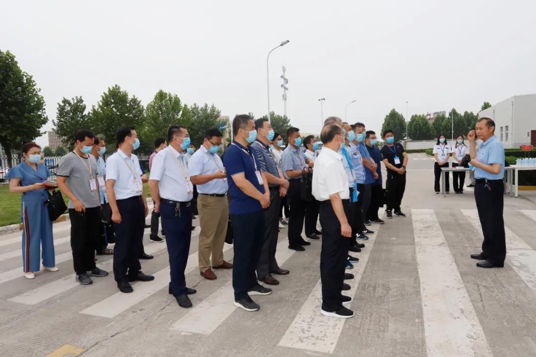 鄭州市安全生產(chǎn)雙重預(yù)防體系建設(shè)現(xiàn)場(chǎng)觀摩會(huì)在花花牛乳業(yè)集團(tuán)鄭州分公司召開