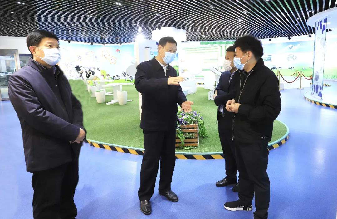 河南省委農(nóng)辦主任、農(nóng)業(yè)農(nóng)村廳廳長申延平一行調(diào)研河南花花牛乳業(yè)集團(tuán)