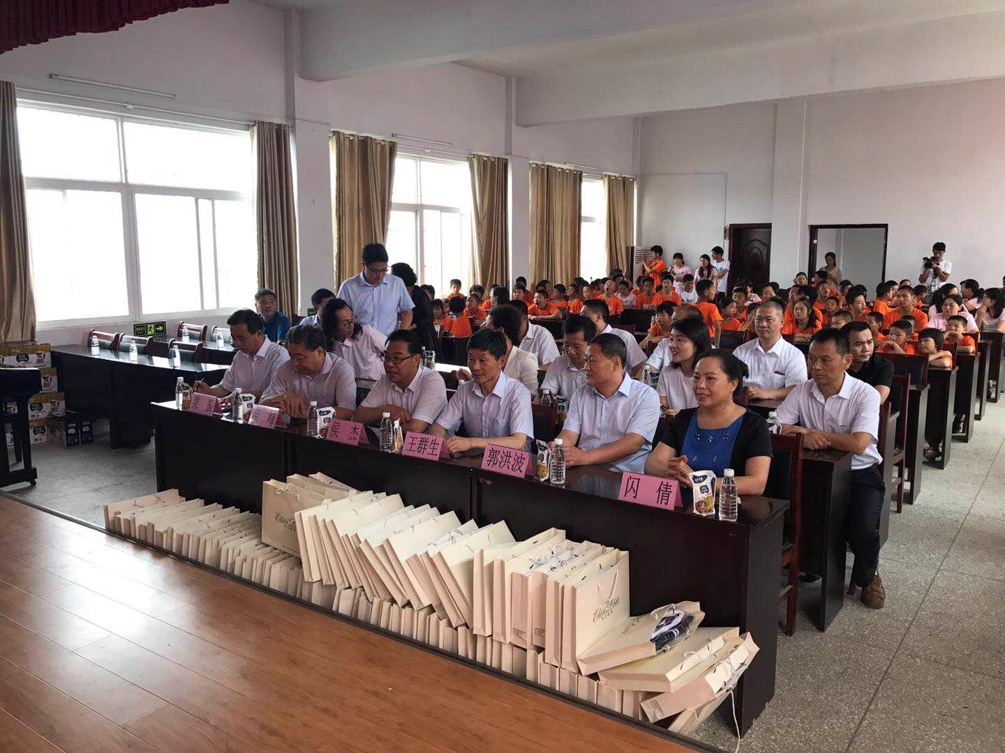 “關(guān)愛(ài)特殊兒童，讓愛(ài)灑滿人間—花花牛乳業(yè)集團(tuán)2018中國(guó)小康牛奶行動(dòng)” 公益助學(xué)泌陽(yáng)捐贈(zèng)儀式