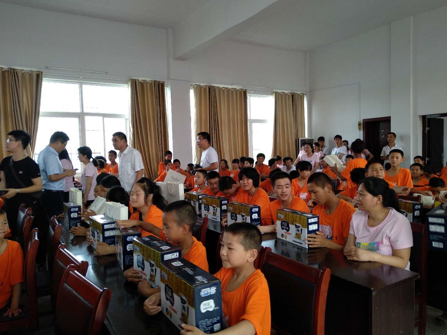 “關(guān)愛(ài)特殊兒童，讓愛(ài)灑滿人間—花花牛乳業(yè)集團(tuán)2018中國(guó)小康牛奶行動(dòng)” 公益助學(xué)泌陽(yáng)捐贈(zèng)儀式