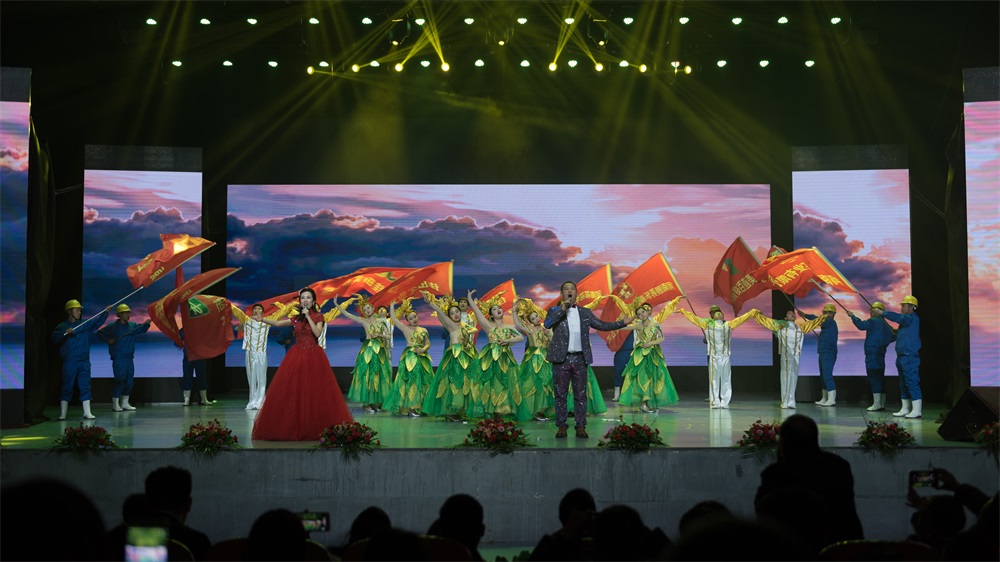 “不忘初心、聚力前行” 花花牛集團(tuán)2018迎新春聯(lián)歡會隆重舉行