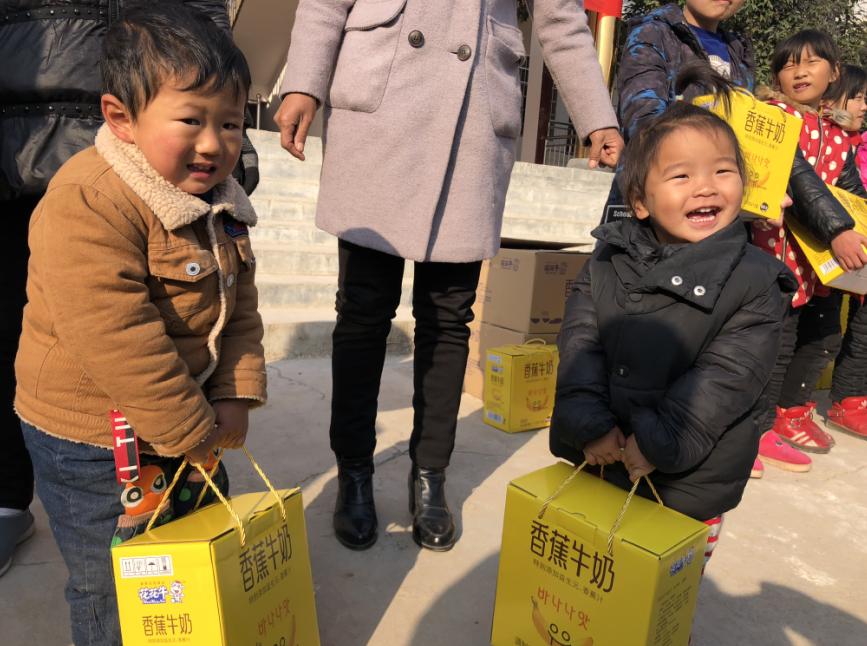 花花牛走進(jìn)新密白龍廟村 讓山區(qū)的孩子喝到最新鮮的牛奶 花花牛走進(jìn)新密白龍廟村 讓山區(qū)的孩子喝到最新鮮的牛奶