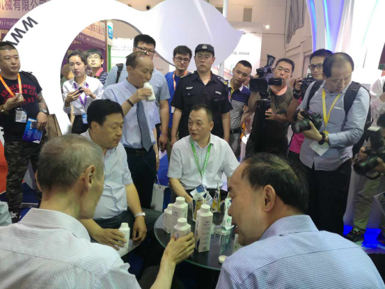 花花牛牛氣沖天！農(nóng)業(yè)部長品嘗“領(lǐng)暢”點贊，又獲國際奶業(yè)平臺青睞