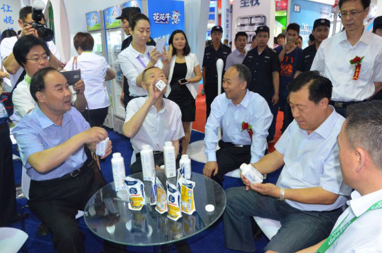 花花牛牛氣沖天！農(nóng)業(yè)部長品嘗“領(lǐng)暢”點贊，又獲國際奶業(yè)平臺青睞