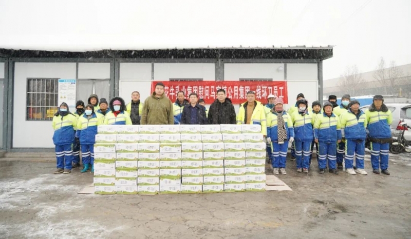 慰問一線環(huán)衛(wèi)工，禮贈新鮮花花牛