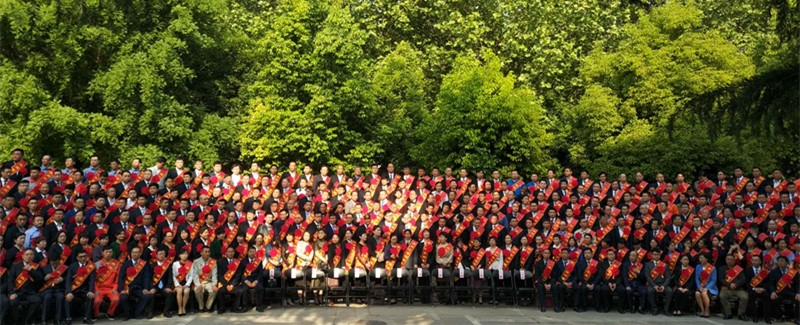 河南花花牛乳業(yè)集團(tuán)股份有限公司阮曉琦、王曉龍榮獲“鄭州市勞動模范”榮譽(yù)稱號