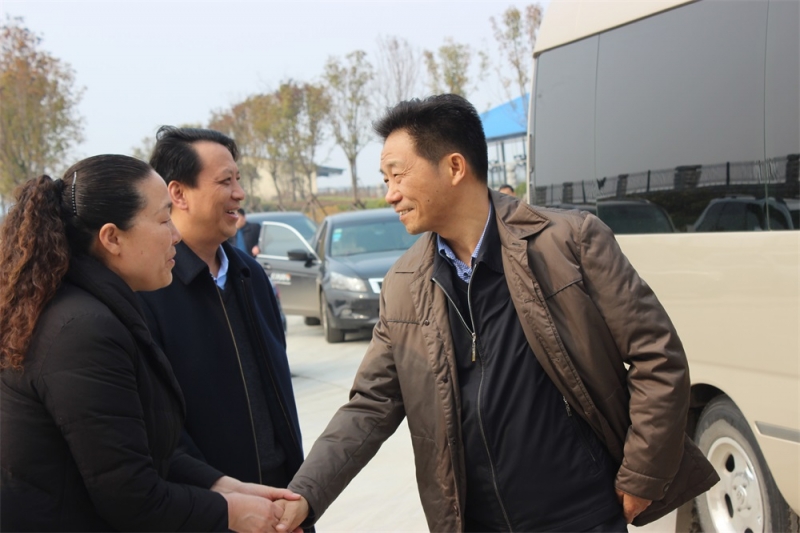 河南省財(cái)政廳副廳長龐學(xué)孟一行蒞臨花花牛集團(tuán)養(yǎng)殖事業(yè)部魯山瑞亞牧業(yè)有限公司調(diào)研