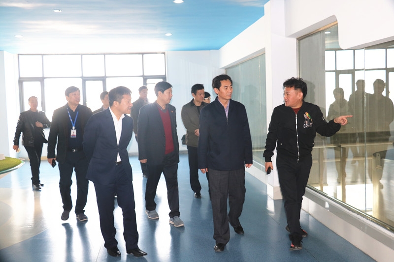 封丘縣縣長王獻(xiàn)臣一行蒞臨花花牛集團(tuán)養(yǎng)殖、乳品事業(yè)部參觀調(diào)研