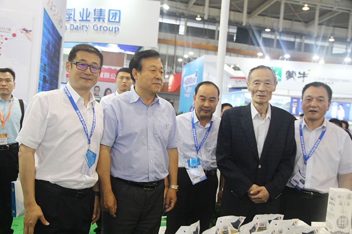 花花牛亮相第八屆中國奶業(yè)大會，又獲農(nóng)業(yè)部長一聲贊！