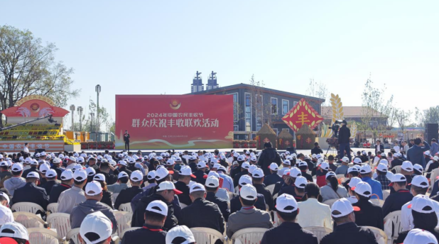 領(lǐng)導(dǎo)關(guān)懷 | 國務(wù)院副總理劉國中在2024年中國農(nóng)民豐收節(jié)全國主場活動上參觀花花牛展臺，關(guān)注并了解花花牛3.8g鮮牛奶等產(chǎn)品