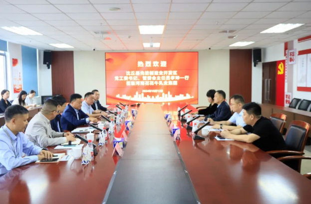 沈丘縣先進(jìn)制造業(yè)開發(fā)區(qū)黨工委書記呂孝坤、金絲猴食品有限公司董事長李旸等一行到訪河南花花牛乳業(yè)集團(tuán)