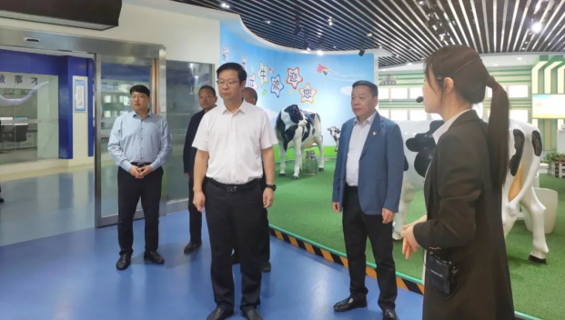 鄭州市人民檢察院黨組書記、代檢察長張道偉一行蒞臨河南花花牛乳業(yè)集團(tuán)參觀調(diào)研